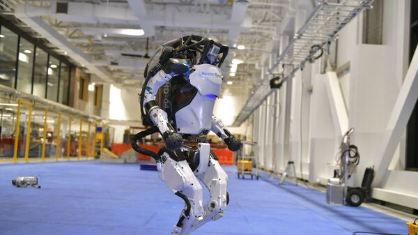 Робот Boston Dynamics Atlas во время демонстрации в компании в Уолтеме, штат Массачусетс - Sputnik 日本