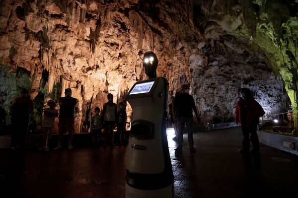 世界初のツアーガイドロボット「ペルセポネー（Persephone）」。アリストラティ洞窟で観光客のガイドを担当（ギリシャ・テッサロニキ郊外、8月2日） - Sputnik 日本