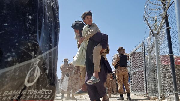 Афганцы во время перехода через пакистано-афганскую границу после прихода к власти Талибов* - Sputnik 日本