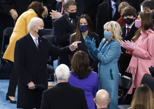 1月21日、ジョー・バイデン氏が第46代米国大統領に就任（写真：就任式の宣誓前に顔を合わせるバイデン氏とジル夫人） - Sputnik 日本
