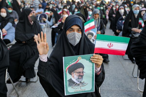 7月18日、イランで大統領選挙が実施。反米保守強硬派のエブラヒム・ライシ師が当選し、次期大統領に（写真：エスファハーンのイマーム広場でライシ師の勝利を祝う支持者ら） - Sputnik 日本