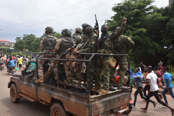 9月5日、ギニアでクーデターが発生。軍の特殊部隊がアルファ・コンデ大統領が逮捕、権力を掌握した（写真：5日、コンデ大統領の逮捕後、特殊部隊のメンバーと路上で祝う市民ら） - Sputnik 日本