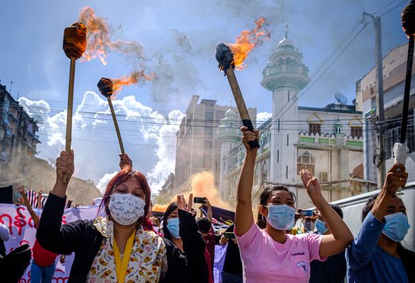 2月1日、ミャンマーで軍事クーデターが発生した（写真：ヤンゴンでクーデターに抗議するデモに参加する市民ら） - Sputnik 日本
