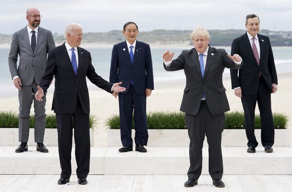 6月、英国・コーンウォールでG7首脳会議（サミット）が開催（写真：11日、会場となったカービスベイの海岸で集合写真を撮る各国の首脳ら） - Sputnik 日本