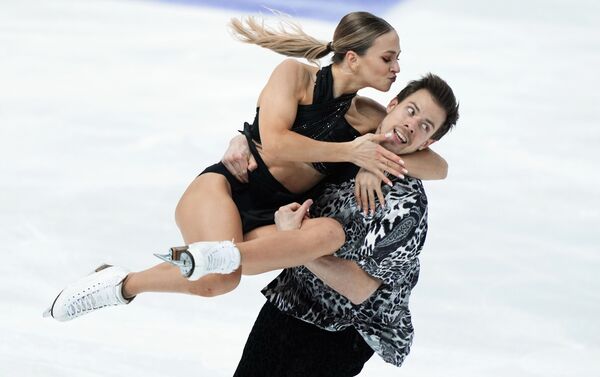 フィギュアスケートグランプリシリーズ第5戦で、アイスダンスの演技を披露するビクトリア・シニツィナ／ニキータ・カツァラポフ（ロシア・ソチ、26日） - Sputnik 日本