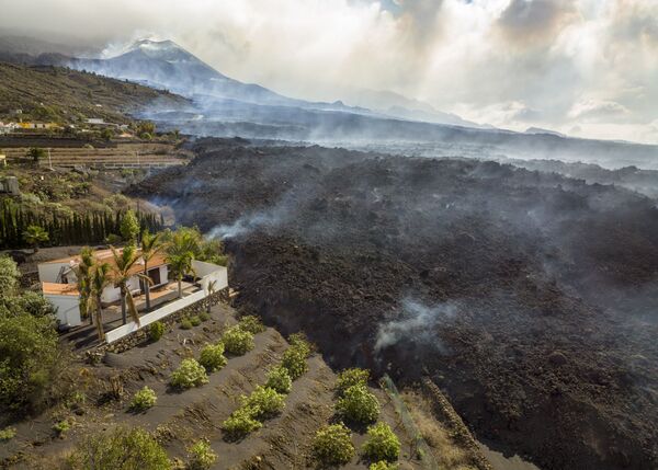 住宅を飲み込む溶岩流（スペイン・ラ・パルマ島、29日） - Sputnik 日本