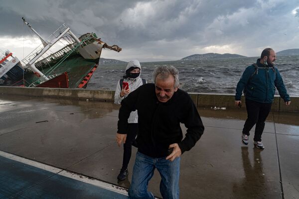 突風で転覆した船のそばを歩く人々（トルコ・イスタンブール、30日） - Sputnik 日本
