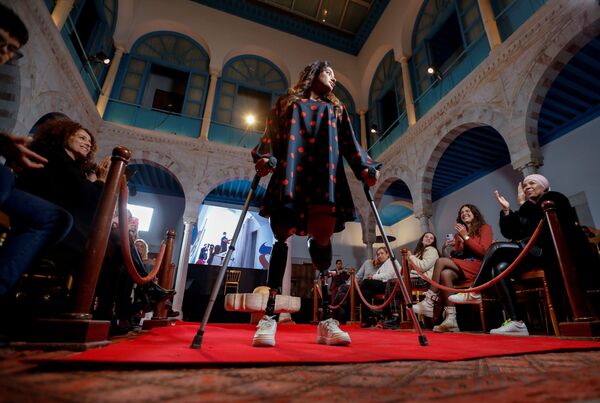 ボディポジティブをテーマにしたファッションショーで、松葉杖で歩く義足のモデル（チュニジア・チュニス近郊、27日） - Sputnik 日本