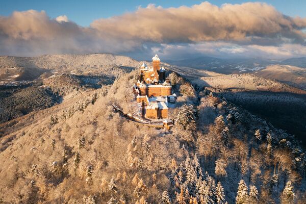 初雪が降ったオー・クニクスブール城（フランス・アルザス地方、29日） - Sputnik 日本