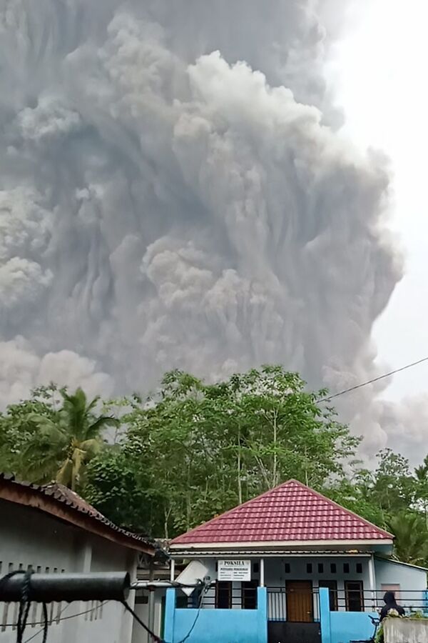 火山灰を噴出するスメル火山（インドネシア・ルマジャン県、4日） - Sputnik 日本