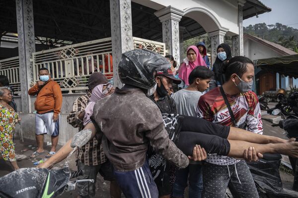 噴火の被害にあった地域で住民を避難させる救助隊員ら（インドネシア・ルマジャン県、5日） - Sputnik 日本