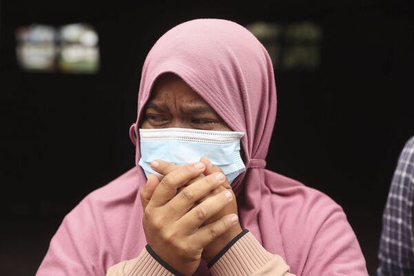 スメル山の噴火により家が崩壊し、涙を流す女性（インドネシア・ルマジャン県、5日） - Sputnik 日本