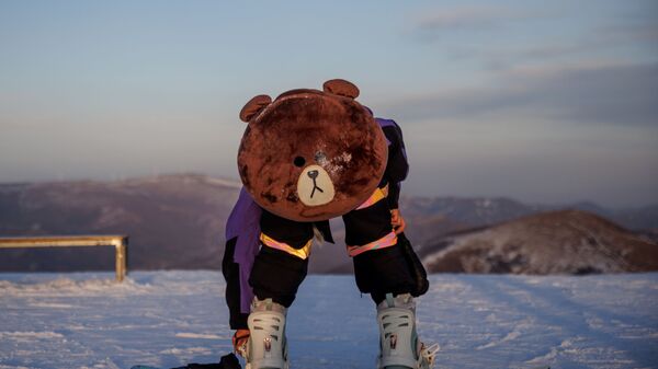 Сноубордист с защитной подушкой в Чжанцзякоу   - Sputnik 日本