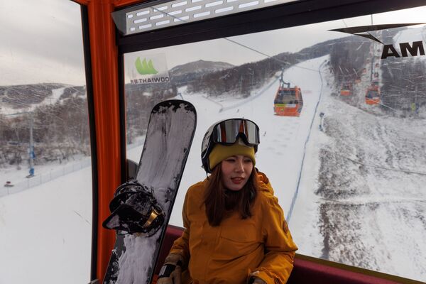 スキー場でリフトに乗る女性（中国・河北省張家口） - Sputnik 日本