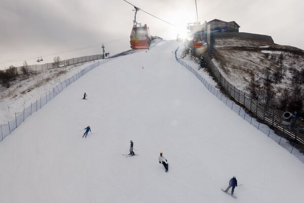 ゲレンデを滑るスキーヤーたち（中国・河北省張家口） - Sputnik 日本