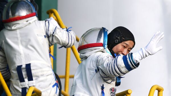 Член основного экипажа 20-й экспедиции на Международную космическую станцию космический турист Юсаку Маэзава перед запуском ракеты-носителя Союз-2.1а - Sputnik 日本