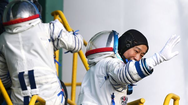 Космический турист Юсаку Маэзава перед запуском ракеты-носителя Союз-2.1а - Sputnik 日本