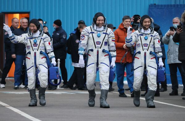 宇宙船ソユーズの搭乗へむかう前澤友作氏（左）、アレクサンドル・ミシュルキン氏（中）、平野陽三氏（右） - Sputnik 日本