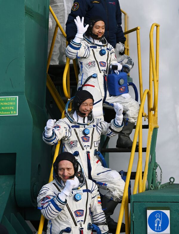 宇宙船ソユーズに搭乗する平野陽三氏（上）と前澤友作氏（中）、ロシアのアレクサンドル・ミスルキン宇宙飛行士。前澤氏と平野氏は日本の民間人として初めて国際宇宙ステーション（ISS）に滞在した - Sputnik 日本