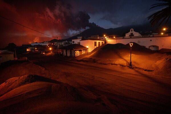 火山灰に埋もれる家屋（スペイン・ラ・パルマ島、6日） - Sputnik 日本