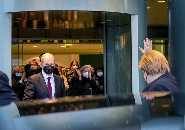 引継ぎ式の後、オラフ・ショルツ新首相と従業員に手を振るアンゲラ・メルケル前首相（ドイツ・ベルリン、8日） - Sputnik 日本