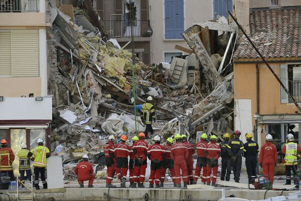 建物の倒壊事故が発生した現場で行方不明の住民を捜索する消防士ら（フランス・ヴァール県、7日） - Sputnik 日本