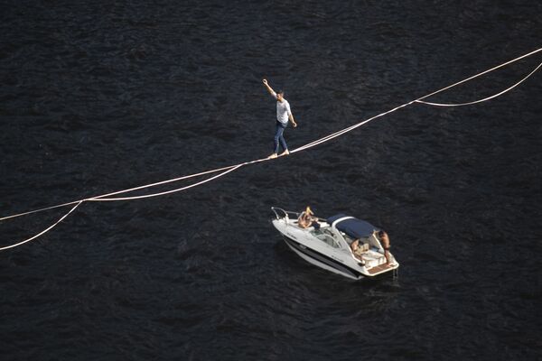 高さ80メートル、距離500メートルの綱渡りに挑戦する男性（ブラジル・リオデジャネイロに、4日） - Sputnik 日本