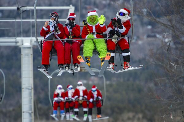 サンタクロースの恰好でスキーを楽しむ人々（米メイン州・ニューリー、5日） - Sputnik 日本