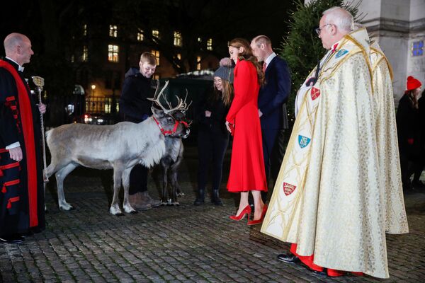 ウェストミンスター寺院で行われたクリスマス・キャロル礼拝で、トナカイに歓迎されるウィリアム王子とキャサリン妃（英国・ロンドン、8日） - Sputnik 日本