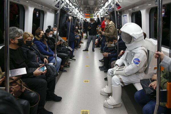 米宇宙航空局（NASA）主催の宇宙展の宣伝キャンペーンの一環で、宇宙飛行士の恰好で地下鉄に乗る男性（トルコ・イスタンブール、4日） - Sputnik 日本
