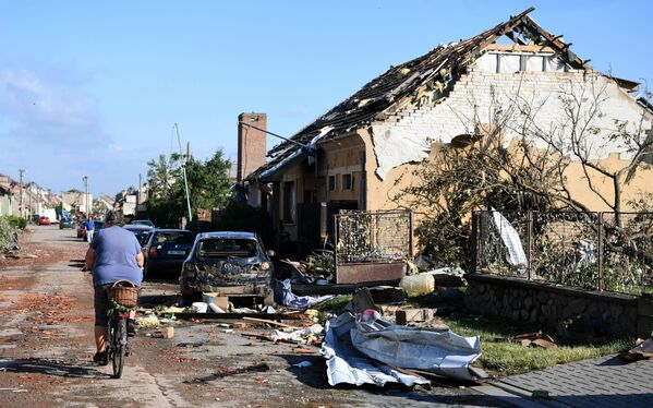 6月24日、チェコ南東部の南モラビア州で巨大な竜巻が発生。5人が死亡した - Sputnik 日本