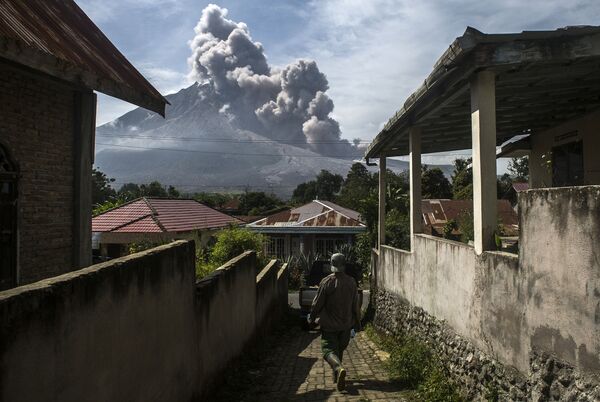 3月2日、インドネシア・スマトラ島のシナブン火山が噴火。噴煙は5000メートルに達した - Sputnik 日本