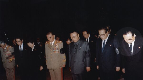 Лидер КНДР Ким Чен Ир вместе со своим младшим братом Ким Ён Чжу (крайний справа), 1994 год - Sputnik 日本