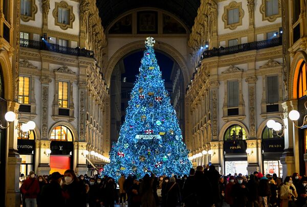 イタリア・ミラノのアーケード「ヴィットーリオ・エマヌエーレ2世のガッレリア」に飾られたクリスマスツリー。スワロフスキー・クリスタルで作られた - Sputnik 日本