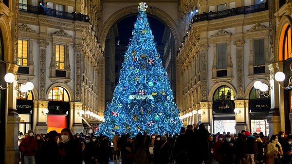 Рождественская елка, украшенная кристаллами Сваровски, в торговом центре в Милане, Италия - Sputnik 日本