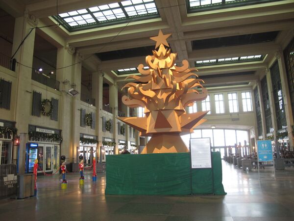 米ニュージャージー州・アズベリーパークの展示ホールに飾られたクリスマスツリー。「おおきな木（The Giving Tree）」と命名された - Sputnik 日本