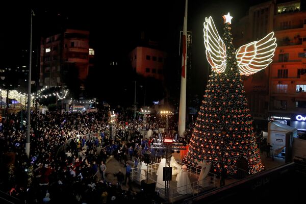 レバノン・ベイルートの広場に飾られた羽つきのクリスマスツリー - Sputnik 日本