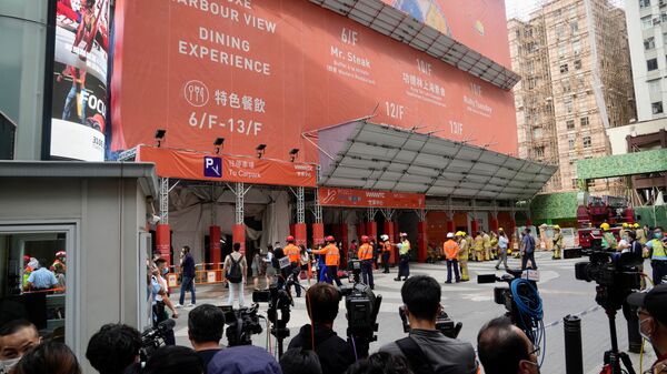 Люди выходят из World Trade Centre, который находится в популярном торговом районе Козуэй-Бэй в Гонконге - Sputnik 日本