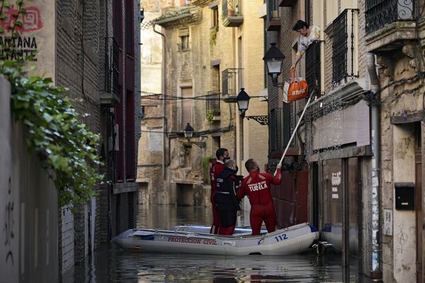 浸水被害に見舞われた地域で、自宅に残された市民を救助する救助隊（スペイン・トゥデラ、12日） - Sputnik 日本