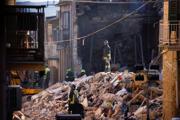 ガス爆発で建物が崩壊した現場で作業する救助隊ら（イタリア・ラヴァヌーザ、13日） - Sputnik 日本