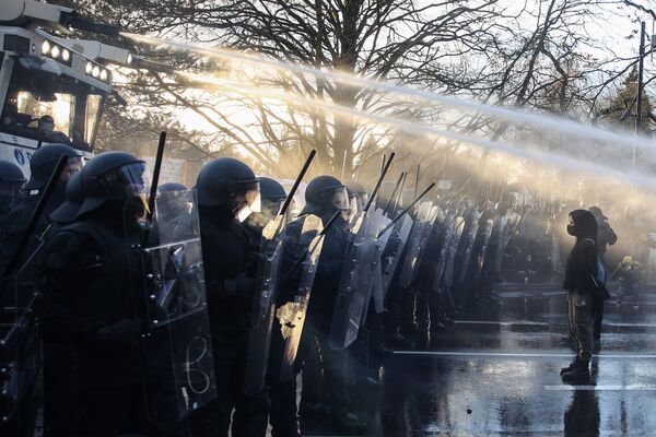 反ワクチンデモで警察と対峙するデモ隊ら（ルクセンブルク、11日） - Sputnik 日本