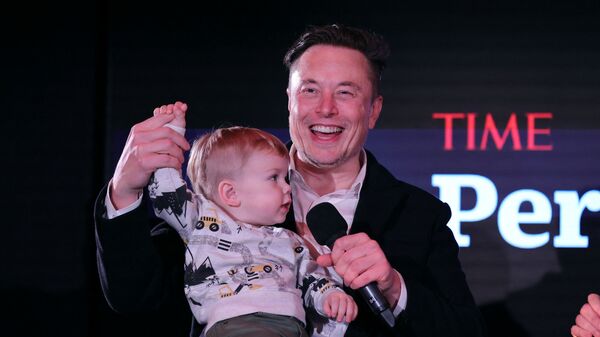 Илон Маск и сын X A-12 на сцене TIME Человек года в Нью-Йорке, США - Sputnik 日本