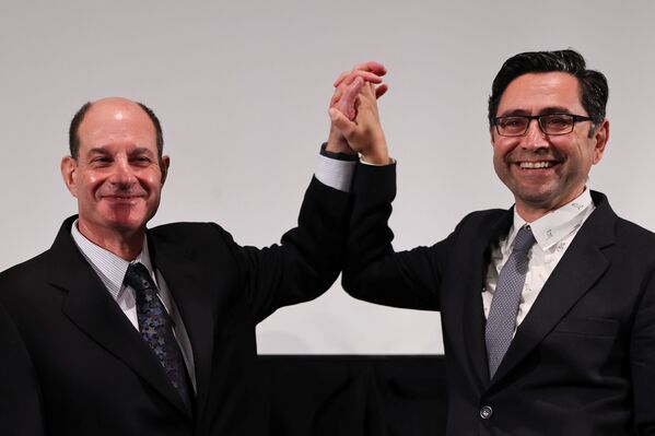 ノーベル医学生理学賞を受賞したデビッド・ジュリアス氏（左）とアーデム・パタポーティアン氏（右）。生物が温度や触覚を感じる仕組みを研究 - Sputnik 日本