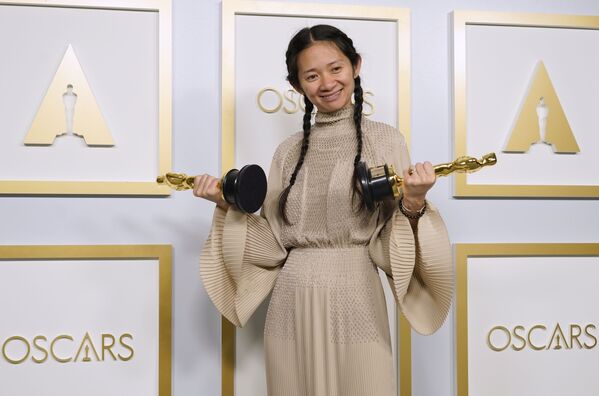 第93回アカデミー賞で監督賞を受賞した映画『ノマドランド』のクロエ・ジャオ監督。アジア系女性監督で初の受賞 - Sputnik 日本