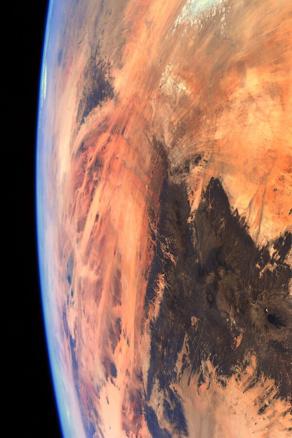 フランスのトマ・ペスケ宇宙飛行士がツイッターに投稿した、オレンジ色に輝く地球 - Sputnik 日本