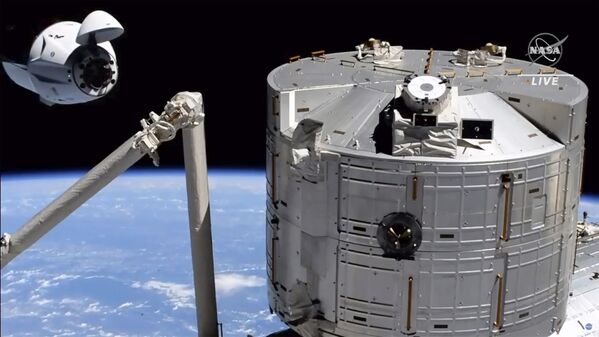 国際宇宙ステーション（ISS）に接近するスペースX社の宇宙船「クルードラゴン」（4月24日） - Sputnik 日本