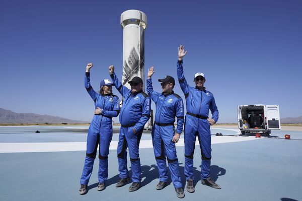 （左から）米ブルーオリジン社の宇宙船「ニューシェパード」に搭乗するオードリー・パワーズ氏、ウィリアム・シャトナー氏、クリス・ボシュイゼン氏、グレン・デ・フリース氏（10月13日） - Sputnik 日本