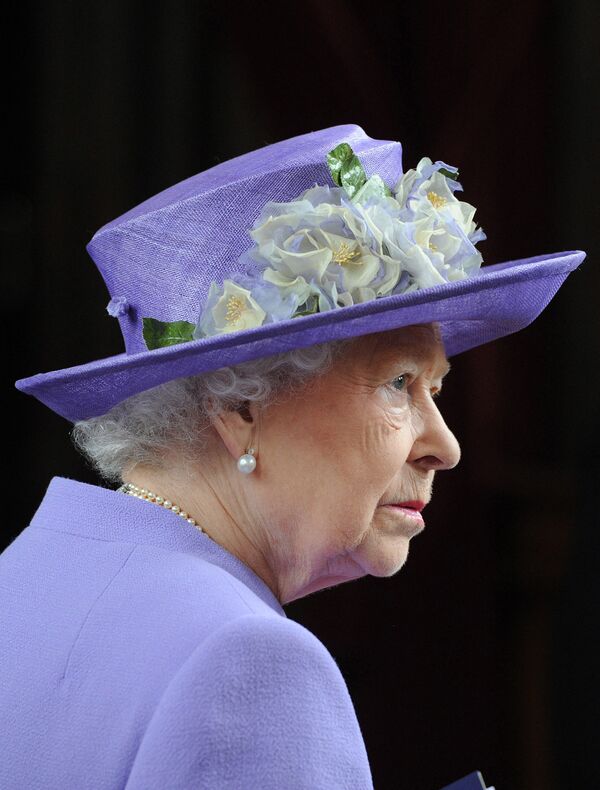 ベリーペリ色のスーツを着た英国のエリザベス女王（英国・ロンドン） - Sputnik 日本