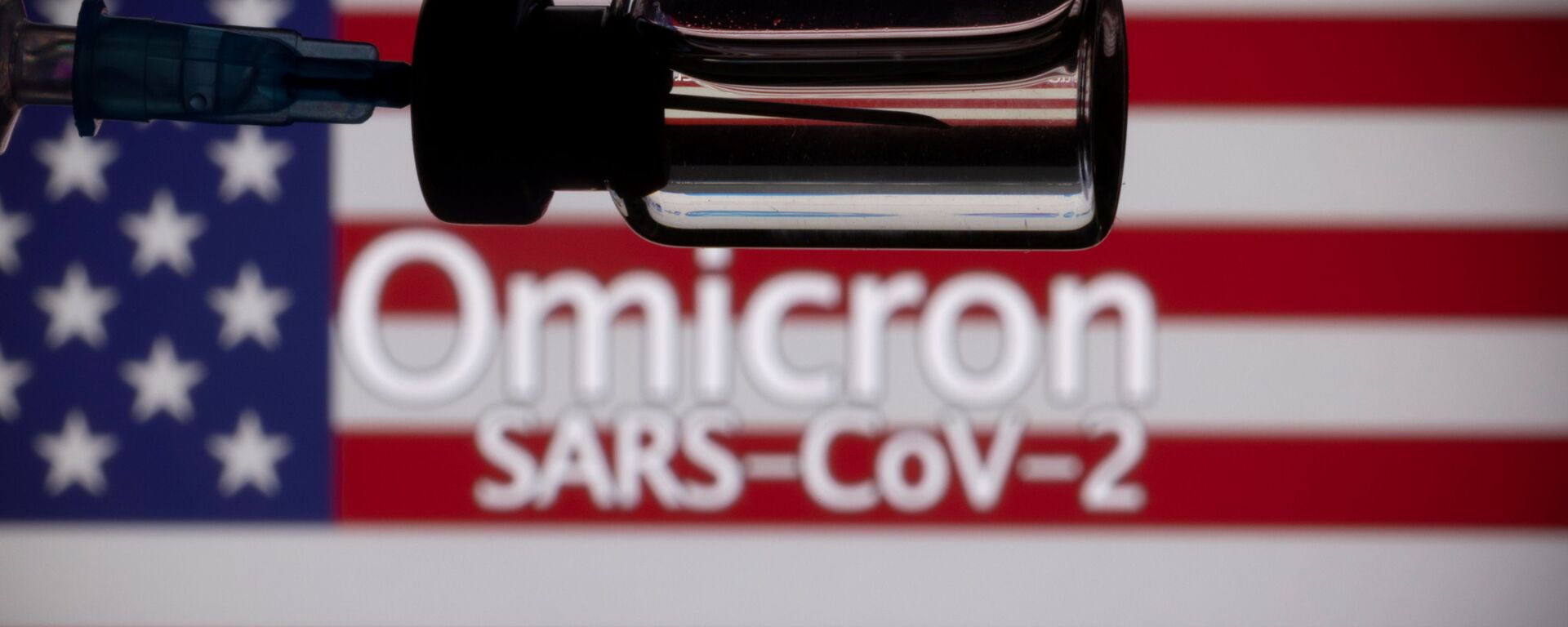 Шприц и флакон на фоне надписи Omicron SARS-CoV-2 - Sputnik 日本, 1920, 06.01.2022