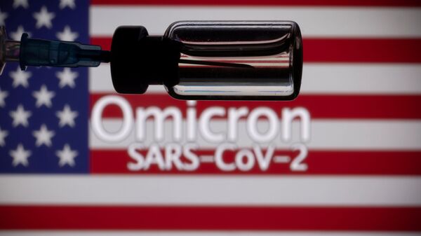 Шприц и флакон на фоне надписи Omicron SARS-CoV-2 - Sputnik 日本